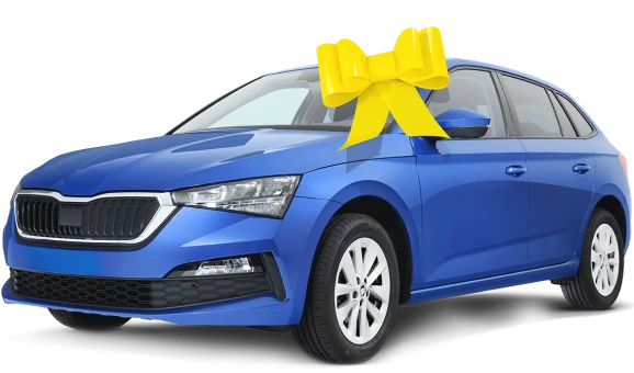 Een lachende man en vrouw in blauwe kleding naast een blauwe auto. De man rechts houdt een bord omhoog met de tekst '25 jaar'. De sfeer is feestelijk.